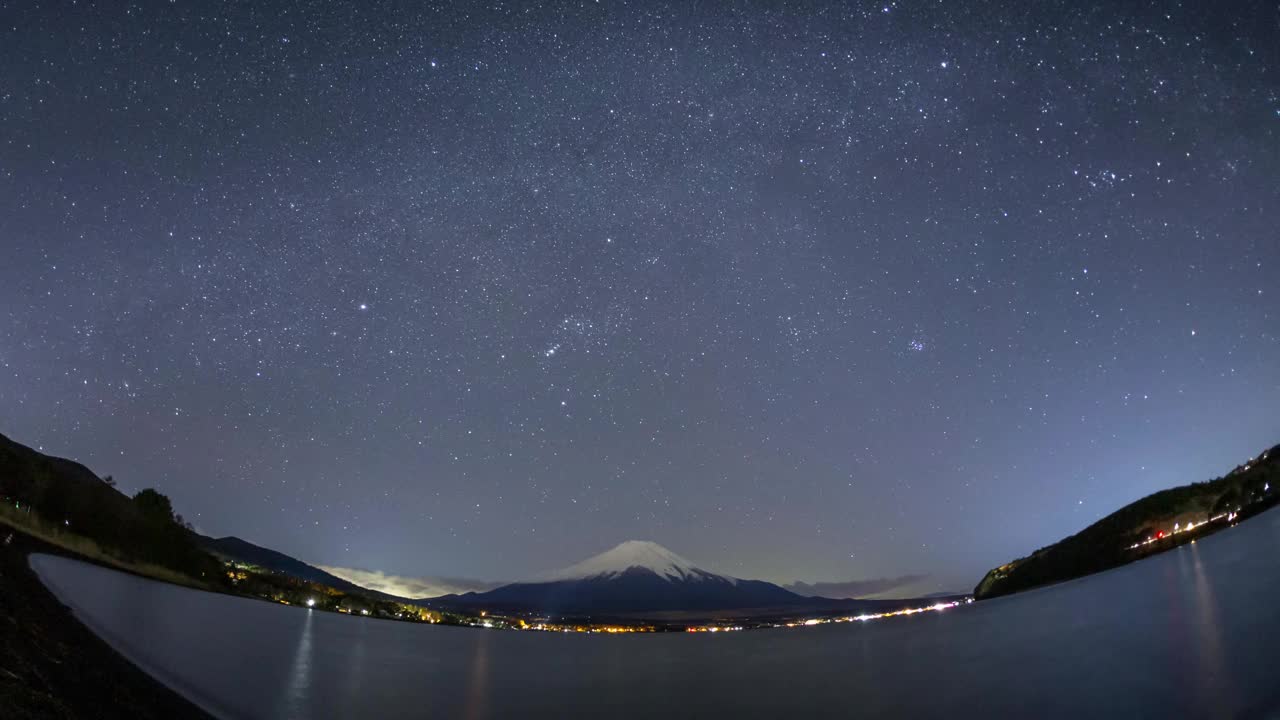 冬天的山中湖星空和富士山在双子座流星雨之夜从湖边延时拍摄视频下载