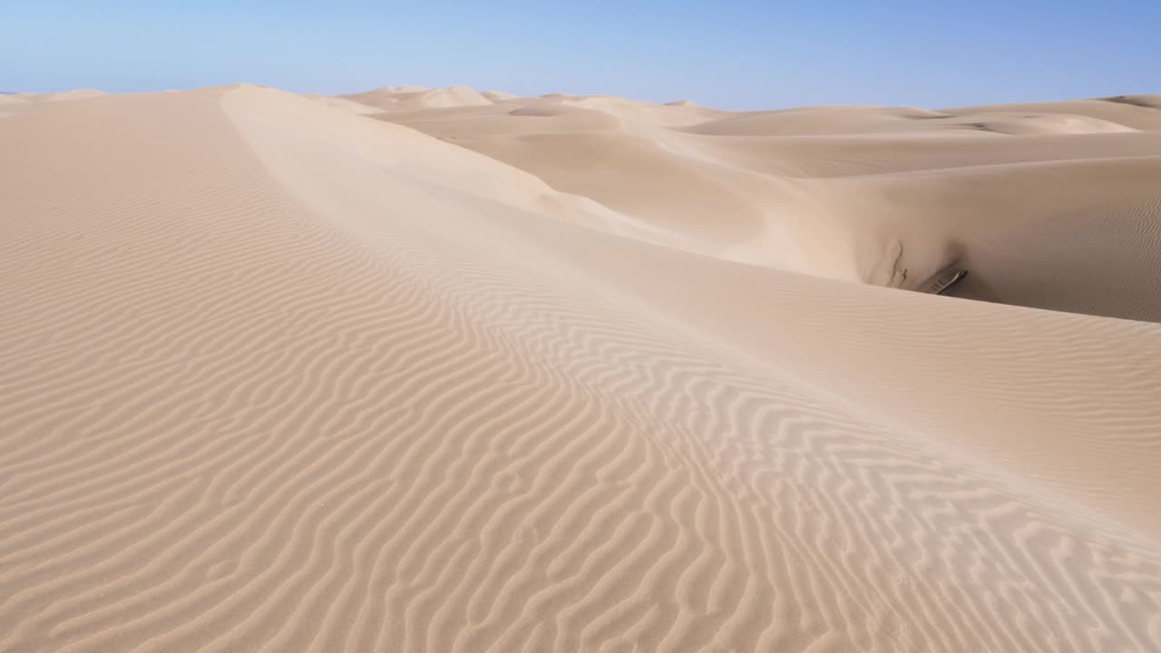 奈拉湖美丽宁静的沙丘。撒哈拉沙漠与大西洋交汇的地方，摩洛哥的肯尼菲斯国家公园。视频下载