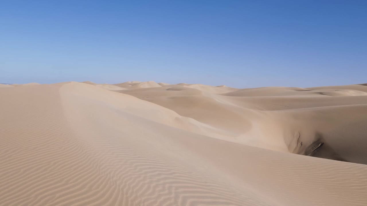 奈拉湖美丽宁静的沙丘。撒哈拉沙漠与大西洋交汇的地方，摩洛哥的肯尼菲斯国家公园。视频下载