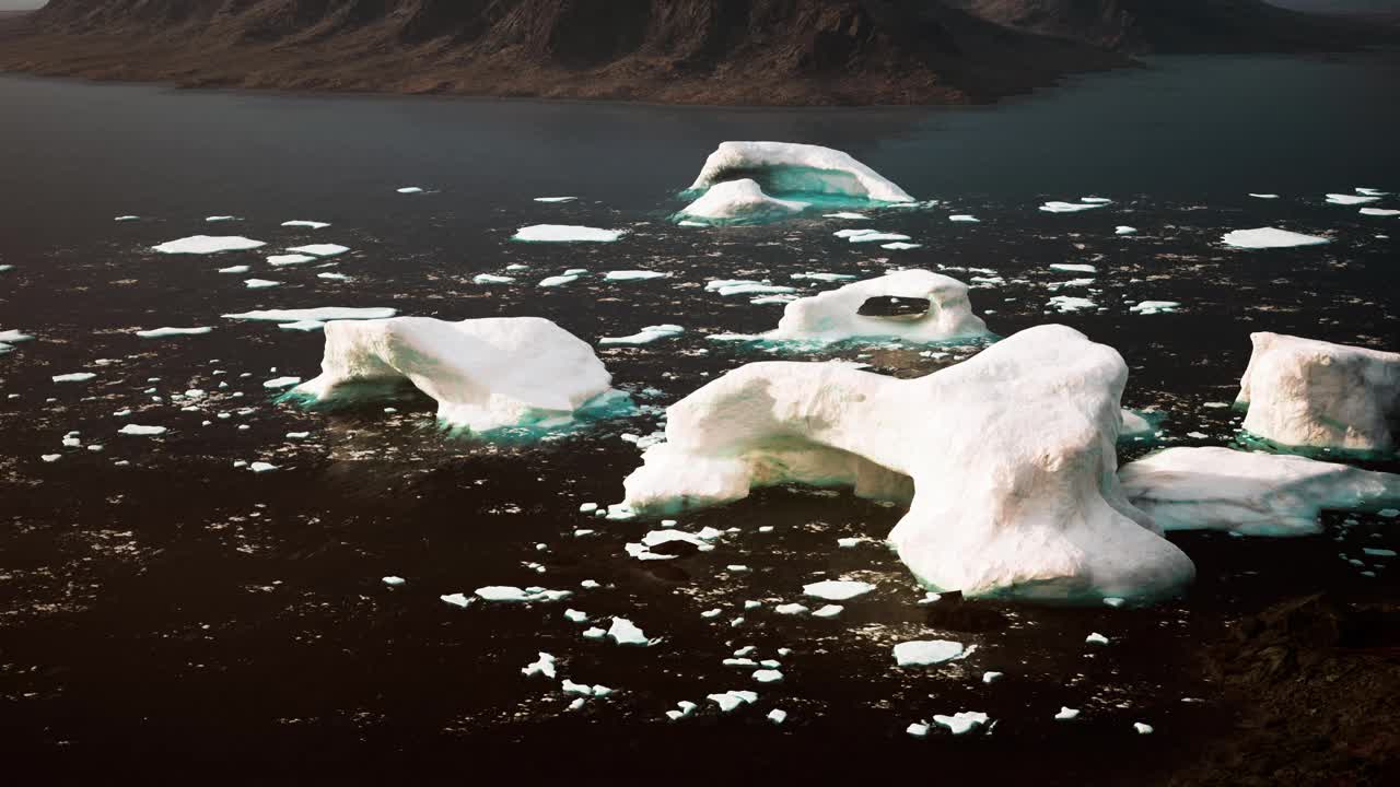 冰山漂浮在宁静的水面上的壮丽景色视频素材