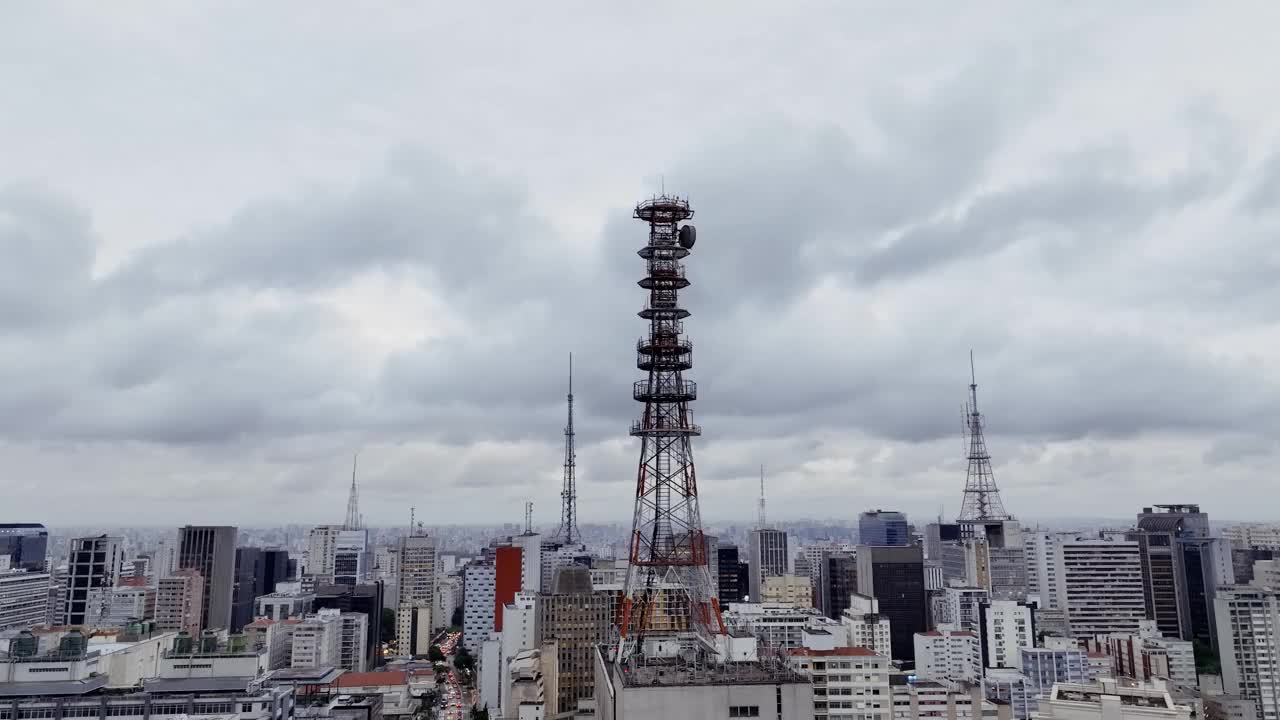 电台和电视天线从上空映照出城市视频下载