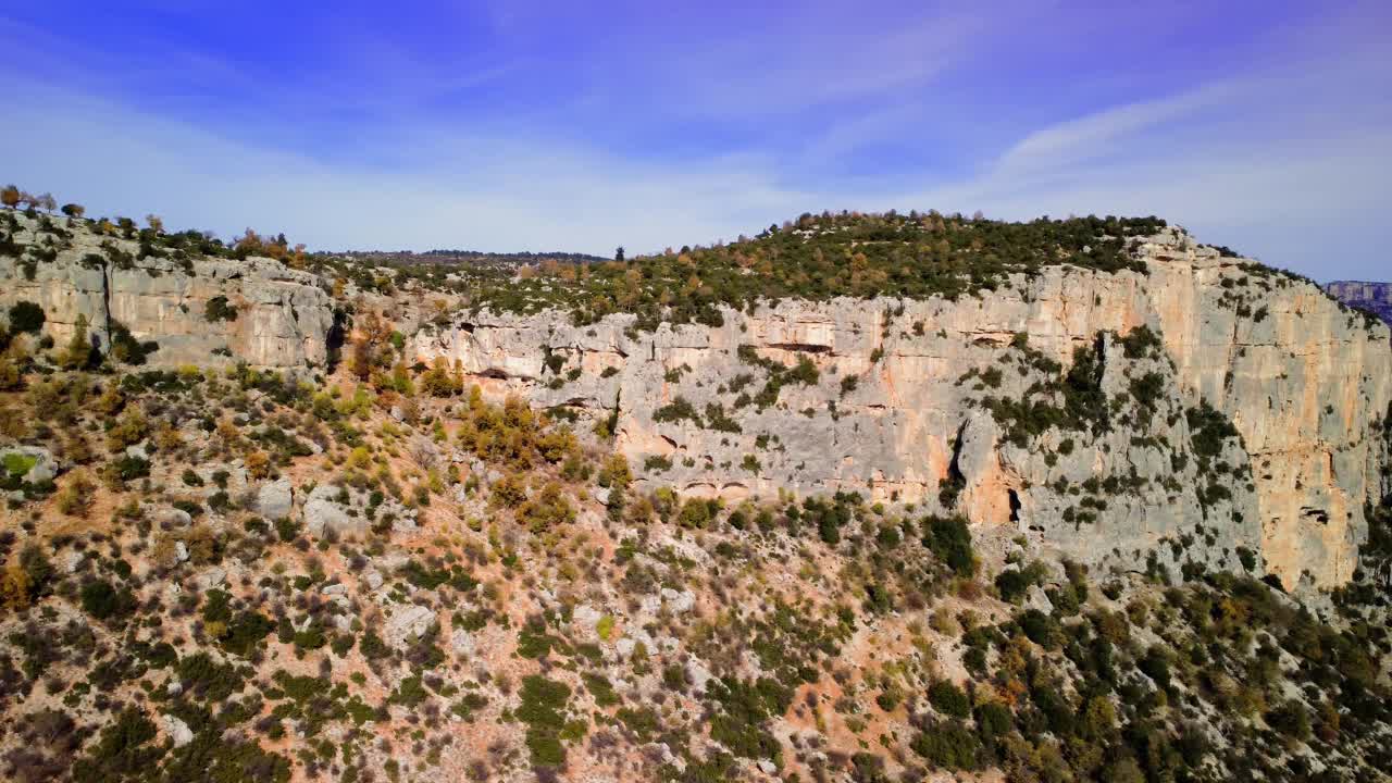 峡谷峭壁在绿林之中，山景尽收眼底。陡峭的峡谷，悬崖景观与野生森林的背景，展示旅游。峡谷、崖壁风光，巍峨的山脉，自然之美视频素材