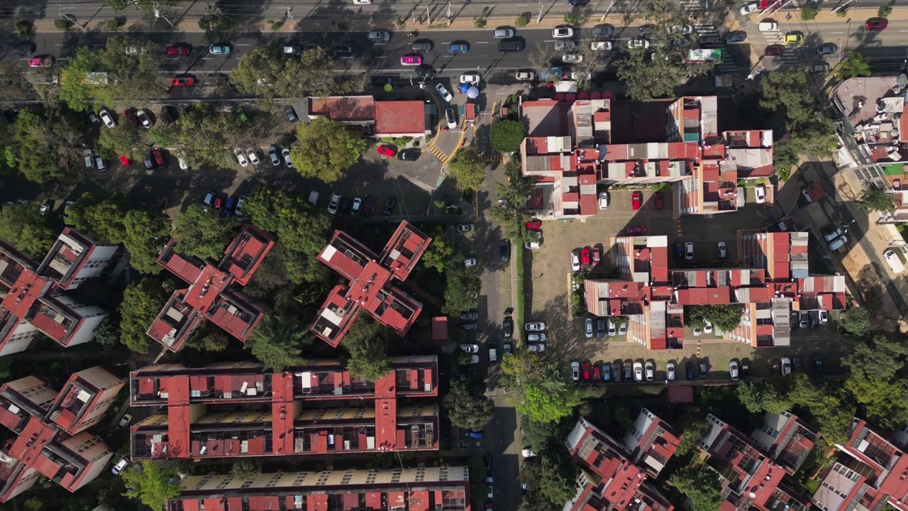 从空中拍摄的墨西哥科约阿坎市入口处住宅单元的延时视频，红色屋顶和建筑物的几何形状视频素材