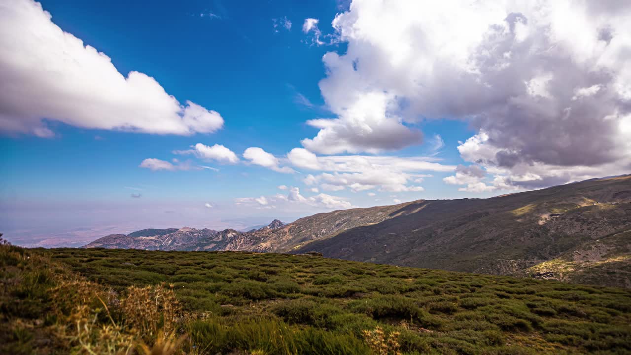 郁郁葱葱的青山和蓬松的白云在阴影下飞舞视频素材