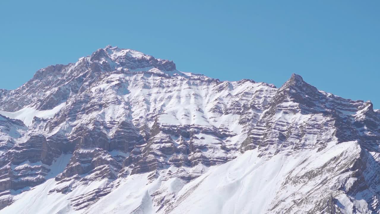 在印度喜马偕尔邦斯皮提山谷的卡扎，冬季积雪覆盖了喜马拉雅山峰。在印度的冬季，雪覆盖了整个山脉。冬天的背景。视频素材