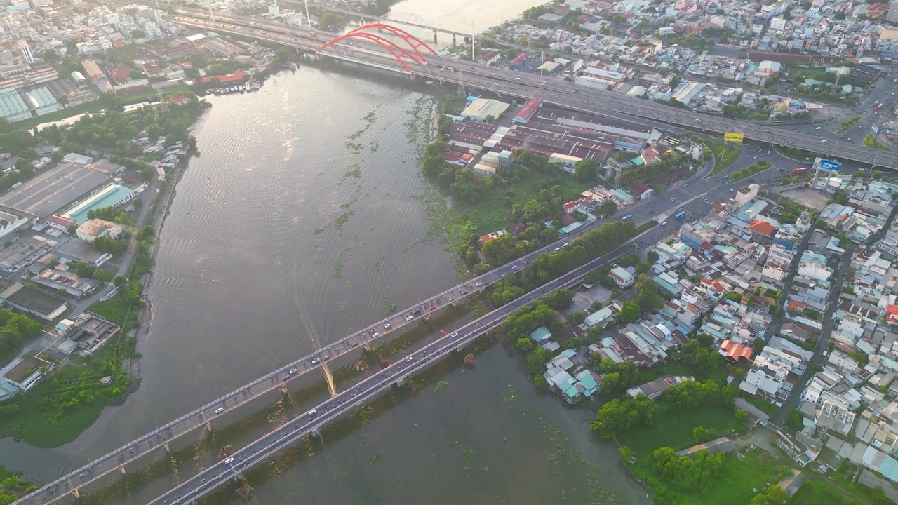 从胡志明市中央商务区俯瞰越南西贡全景。城市景观和许多建筑物，当地的房屋，桥梁，河流视频下载