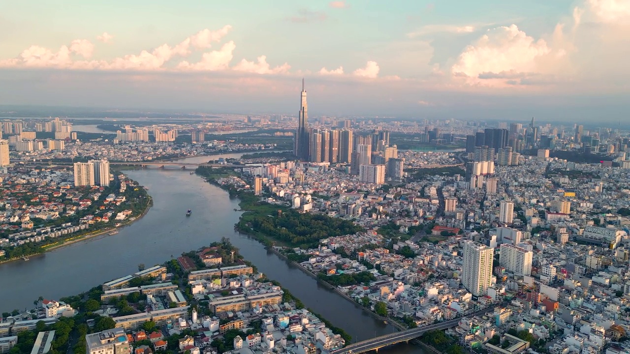 从胡志明市中央商务区俯瞰越南西贡全景。城市景观和许多建筑物，当地的房屋，桥梁，河流视频下载