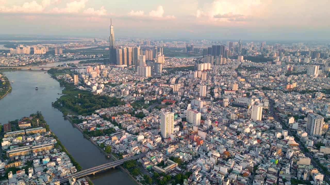 从胡志明市中央商务区俯瞰越南西贡全景。城市景观和许多建筑物，当地的房屋，桥梁，河流视频素材