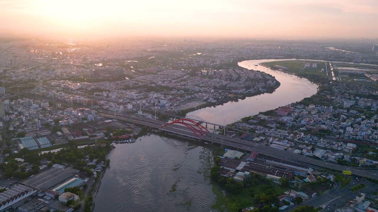 从胡志明市中央商务区俯瞰越南西贡全景。城市景观和许多建筑物，当地的房屋，桥梁，河流视频下载