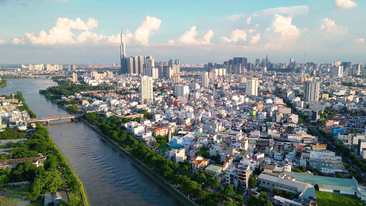 从胡志明市中央商务区俯瞰越南西贡全景。城市景观和许多建筑物，当地的房屋，桥梁，河流视频下载