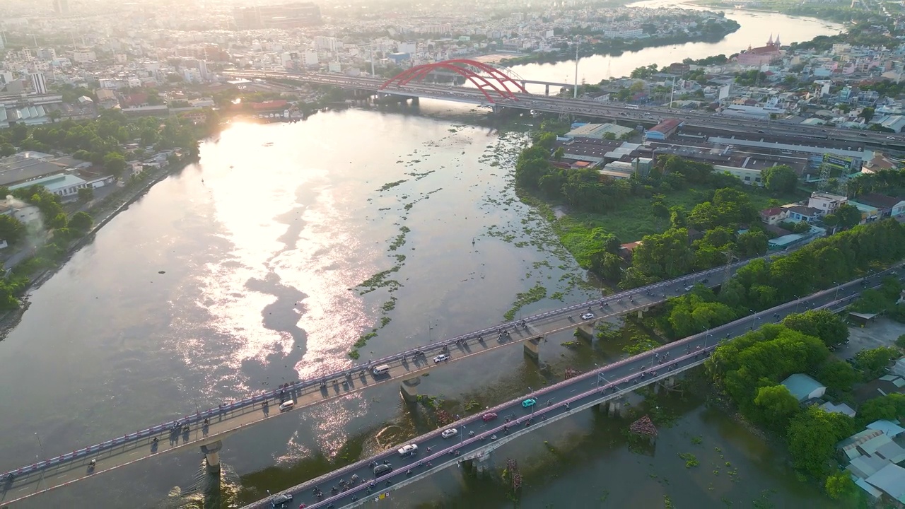 从胡志明市中央商务区俯瞰越南西贡全景。城市景观和许多建筑物，当地的房屋，桥梁，河流视频素材