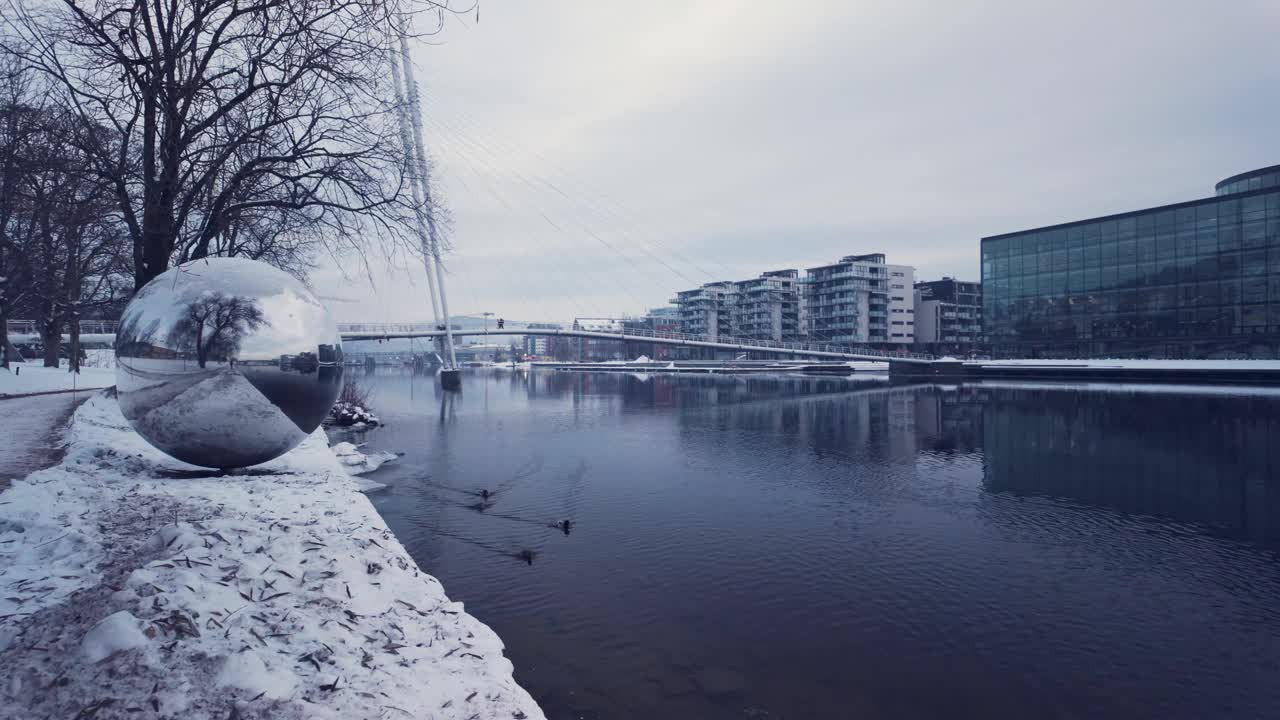 沿着挪威德拉门市的河流视频素材