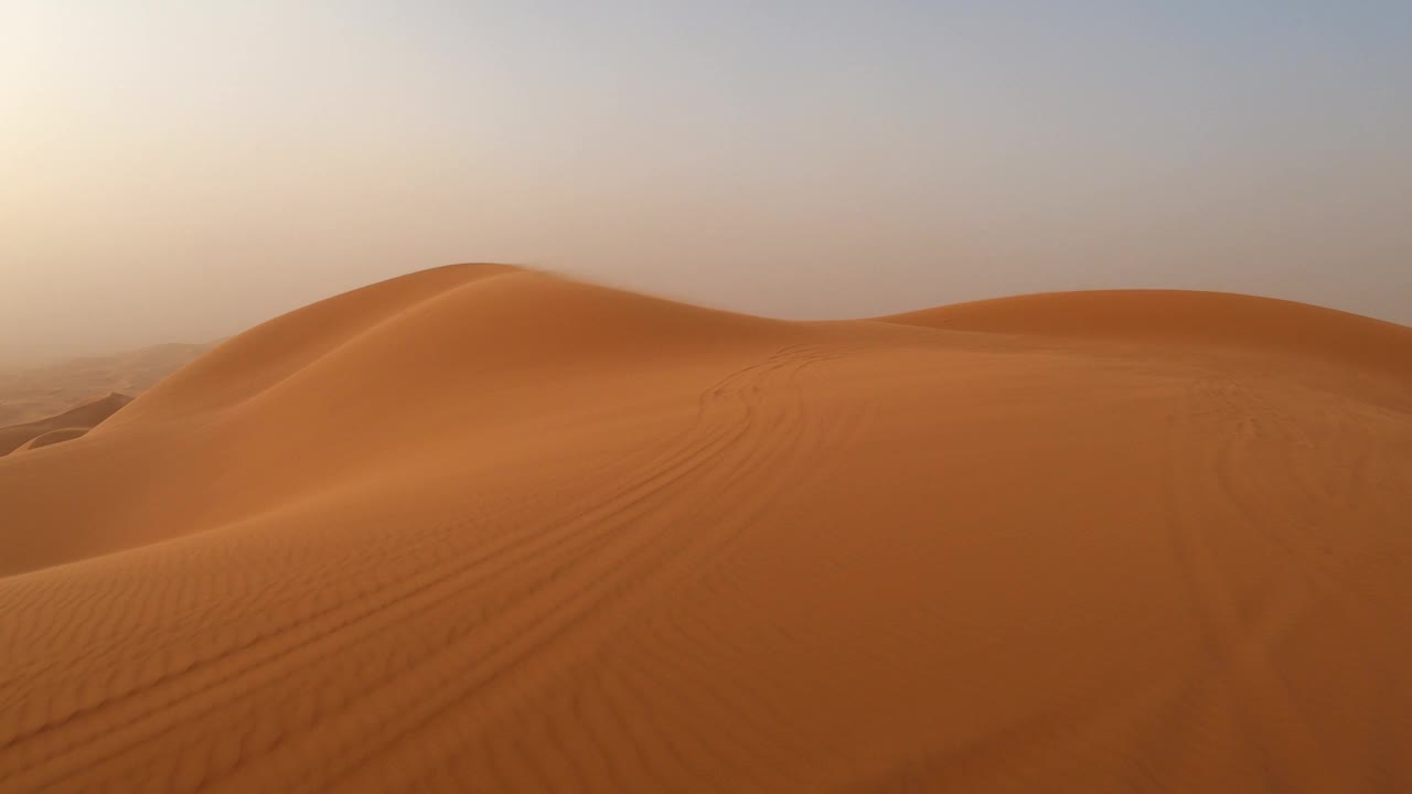 Merzouga沙漠沙丘和日落时的沙尘暴视频下载