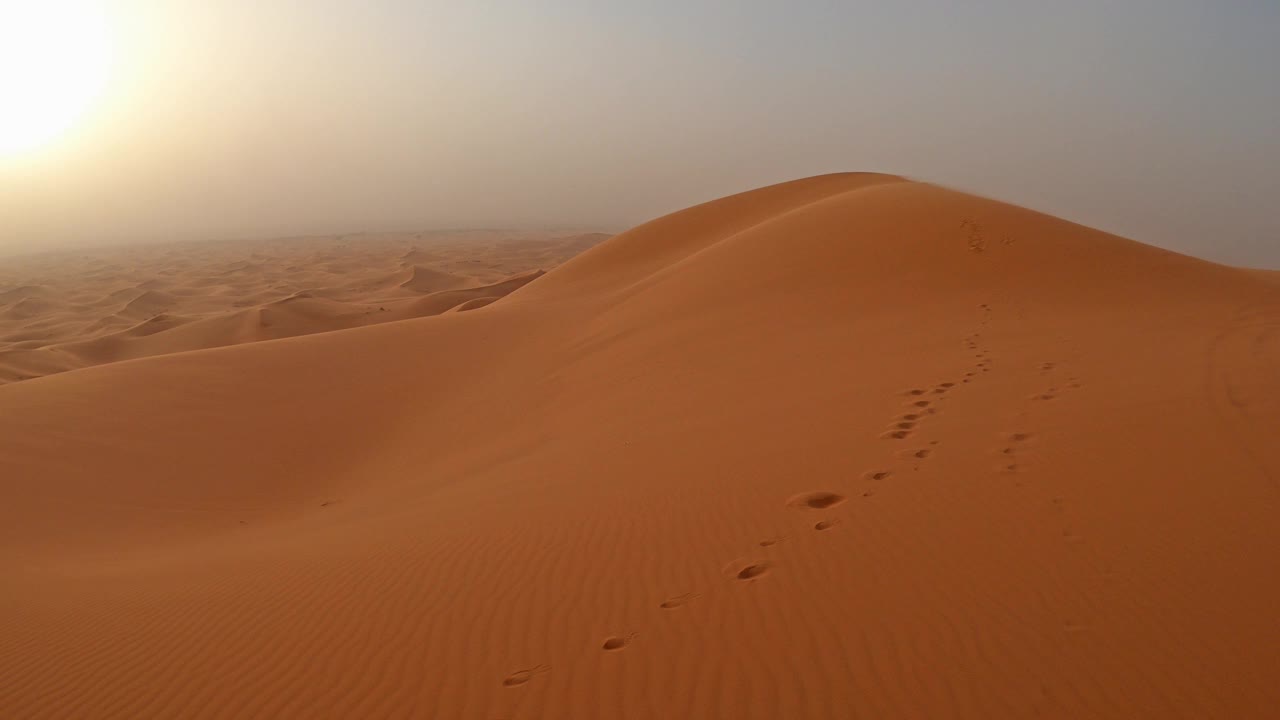 Merzouga沙漠沙丘和日落时的沙尘暴视频下载