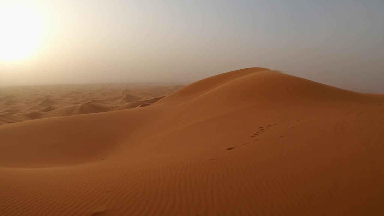 Merzouga沙漠沙丘和日落时的沙尘暴视频下载