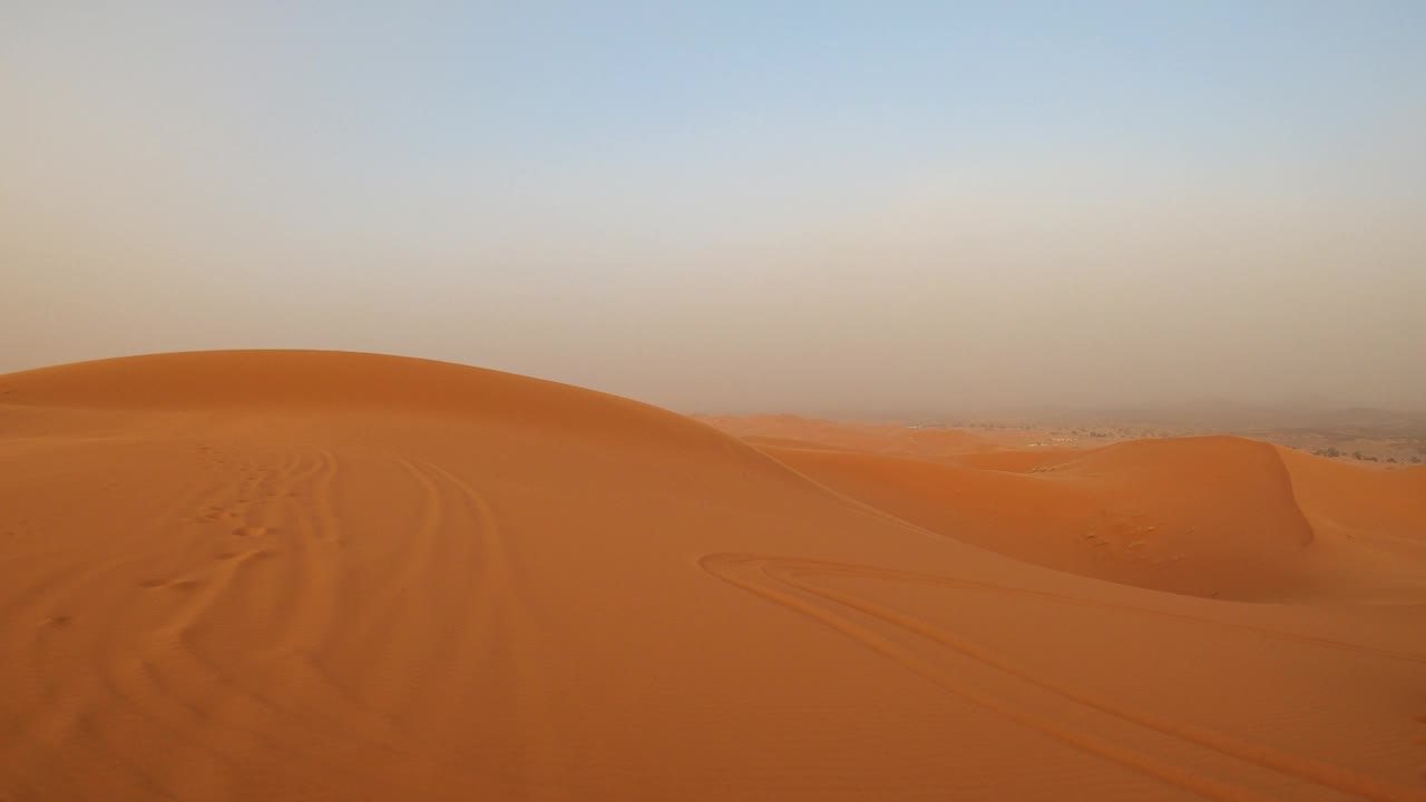 Merzouga沙漠沙丘和日落时的沙尘暴视频下载