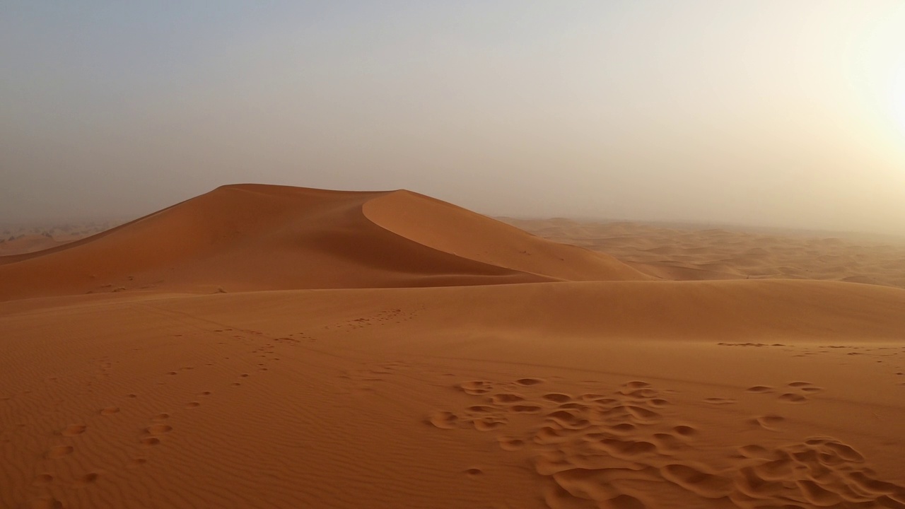 Merzouga沙漠沙丘和日落时的沙尘暴视频下载