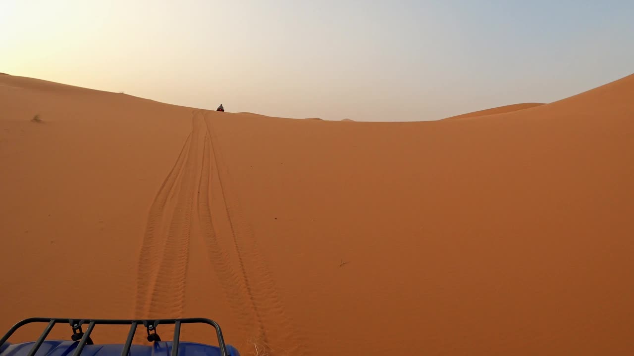 日落时分在Merzouga沙漠里骑四驱车视频下载