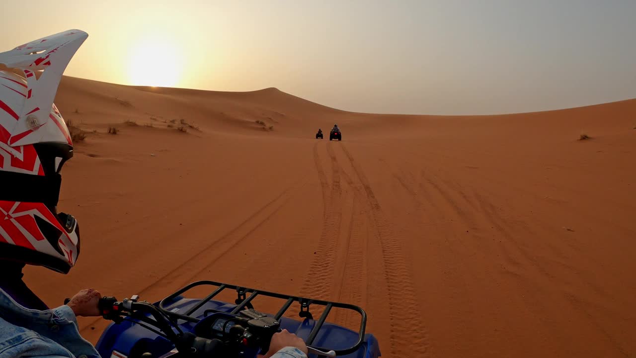 梅祖加沙漠夕阳下的四边形视频素材