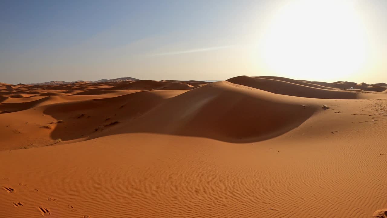 Merzouga沙漠沙丘和日落时的沙尘暴视频下载