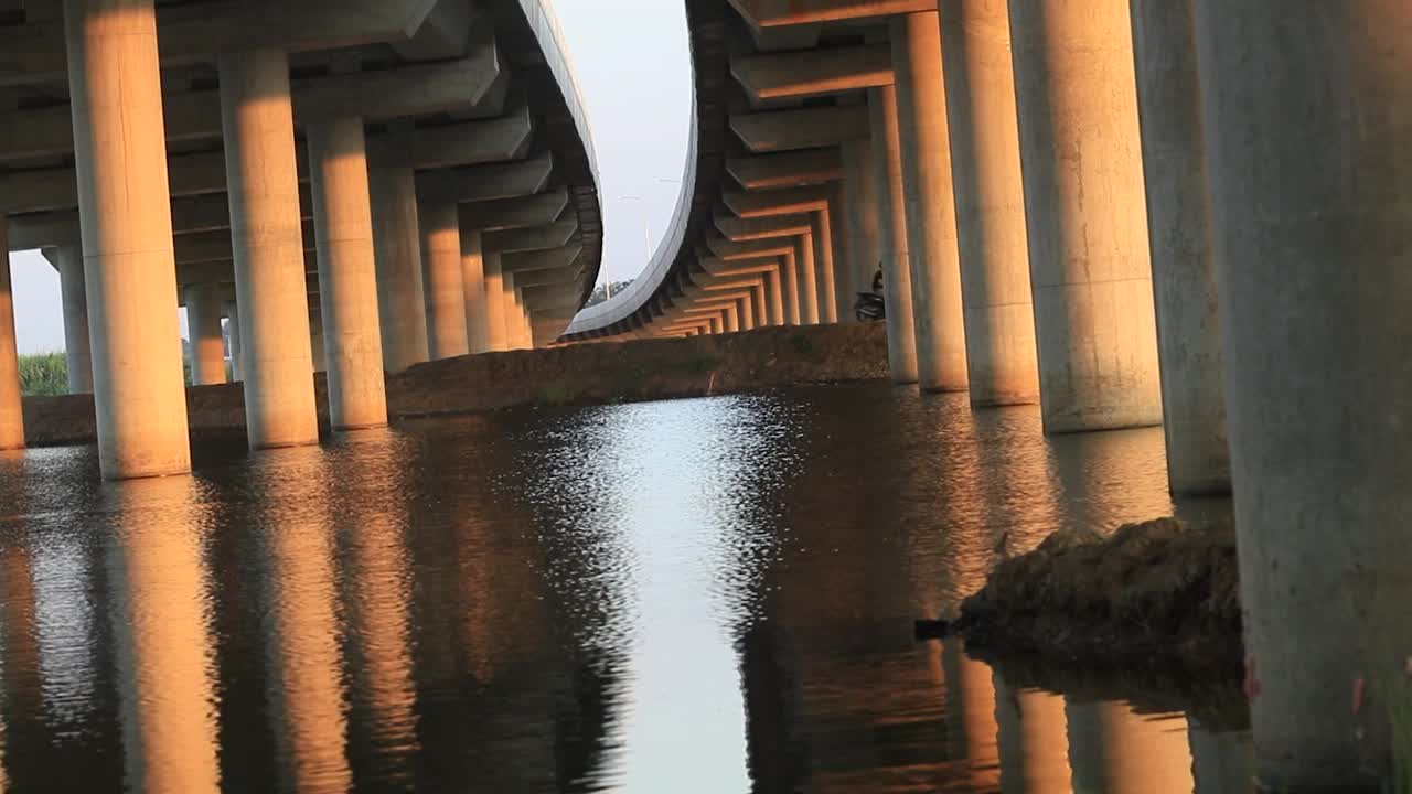 高速公路桥是由建筑和土木工程师为旅游和交通设计的，采用现代技术施工，是泰国一个简单的湖上建筑。视频下载