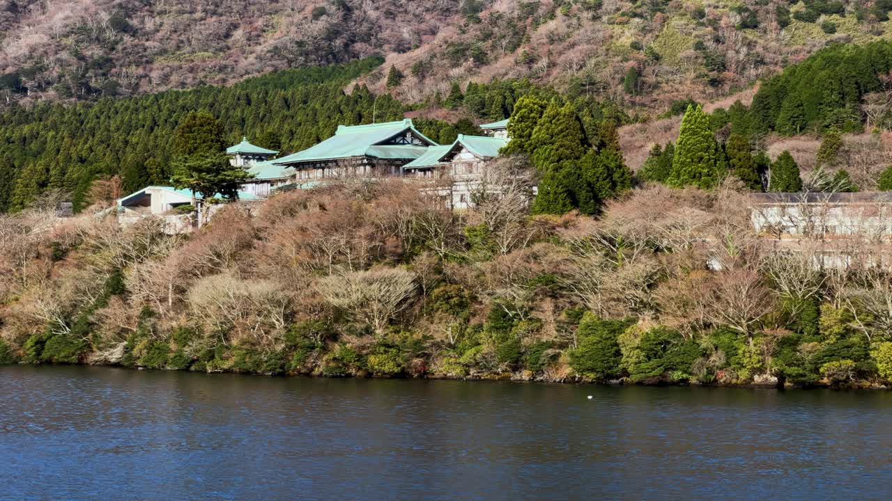 温泉澡堂位于箱根湖畔的阿什，是传统的自然旅游胜地视频素材