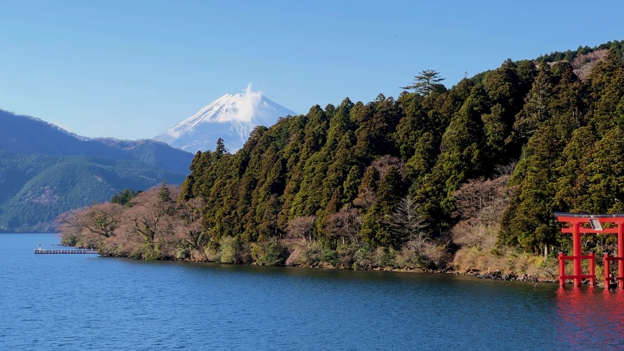 神道鸟居门和箱根湖上的富士山，是传统的自然旅游胜地视频素材