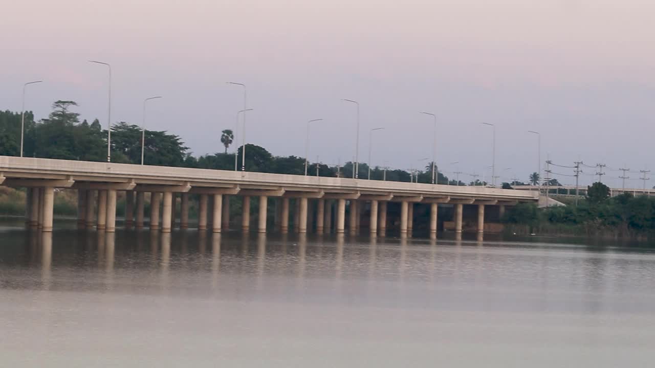 高速公路桥是由建筑和土木工程师为旅游和交通设计的，采用现代技术施工，是泰国一个简单的湖上建筑。视频下载