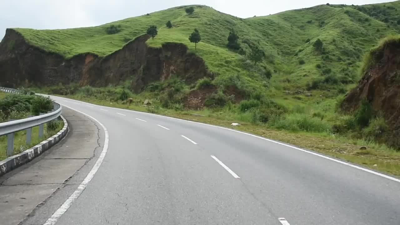 穿越梅加拉亚邦丘陵地区的公路旅行视频素材