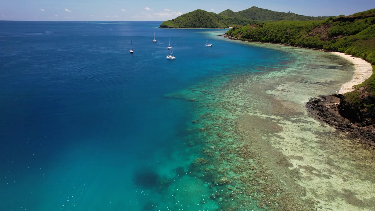 斐济曼塔雷岛海峡和船只视频素材