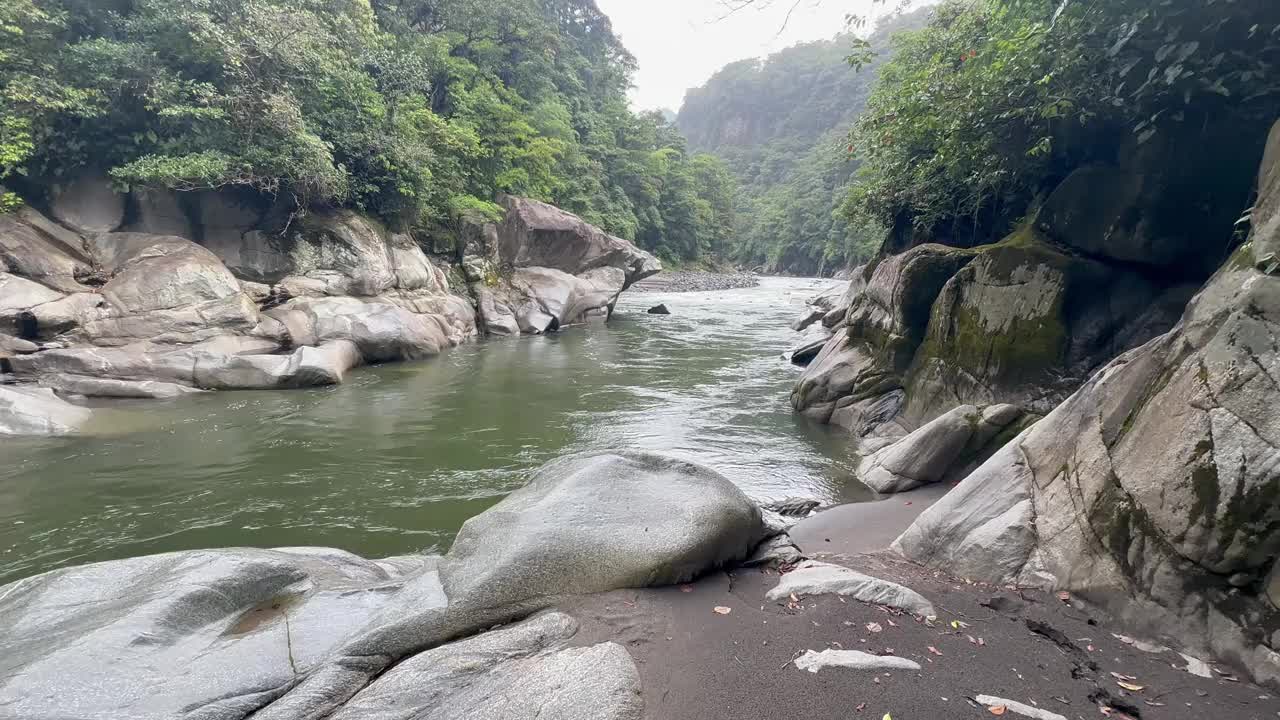 厄瓜多尔帕斯塔萨的河流和瀑布视频下载