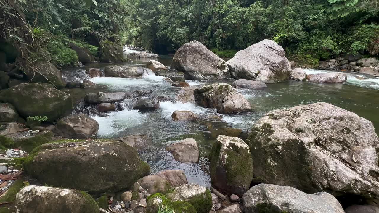 厄瓜多尔帕斯塔萨的河流和瀑布视频下载