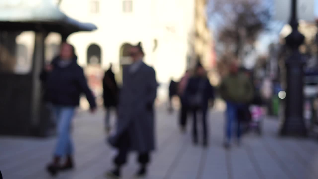 模糊的背景。模糊的人们走过城市的街道视频下载