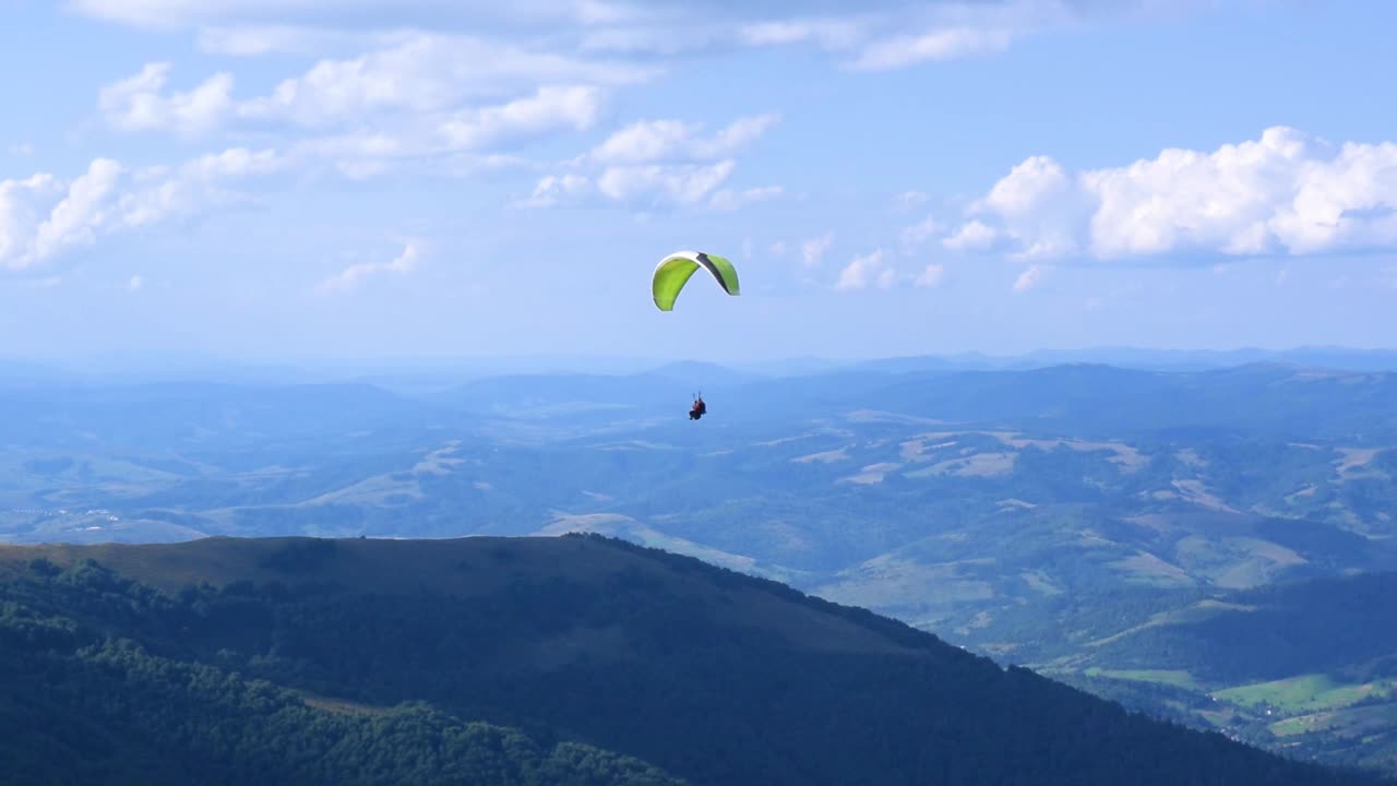 滑翔伞教练和一名乘客正在一起驾驶滑翔伞。视频下载