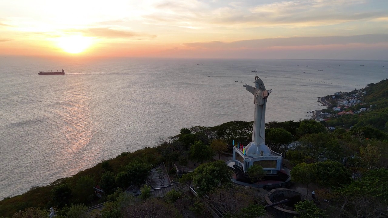 鸟瞰越南凤头市，俯瞰这座宁静美丽的海滨城市，站在凤头市Nho山上的基督雕像后面。视频素材