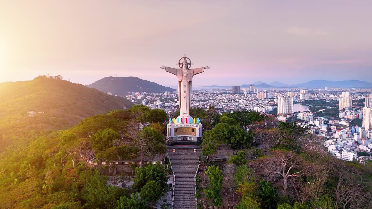 鸟瞰越南凤头市，俯瞰这座宁静美丽的海滨城市，站在凤头市Nho山上的基督雕像后面。视频下载