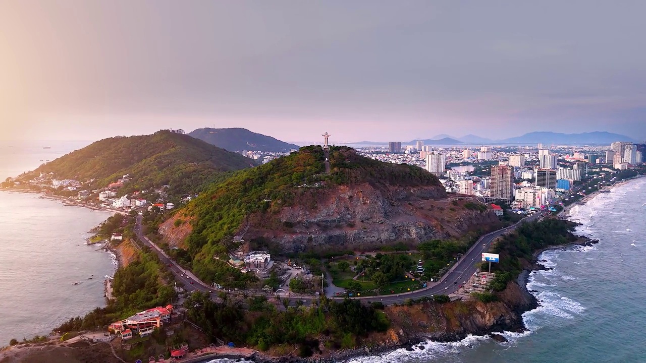 鸟瞰越南凤头市，俯瞰这座宁静美丽的海滨城市，站在凤头市Nho山上的基督雕像后面。视频下载