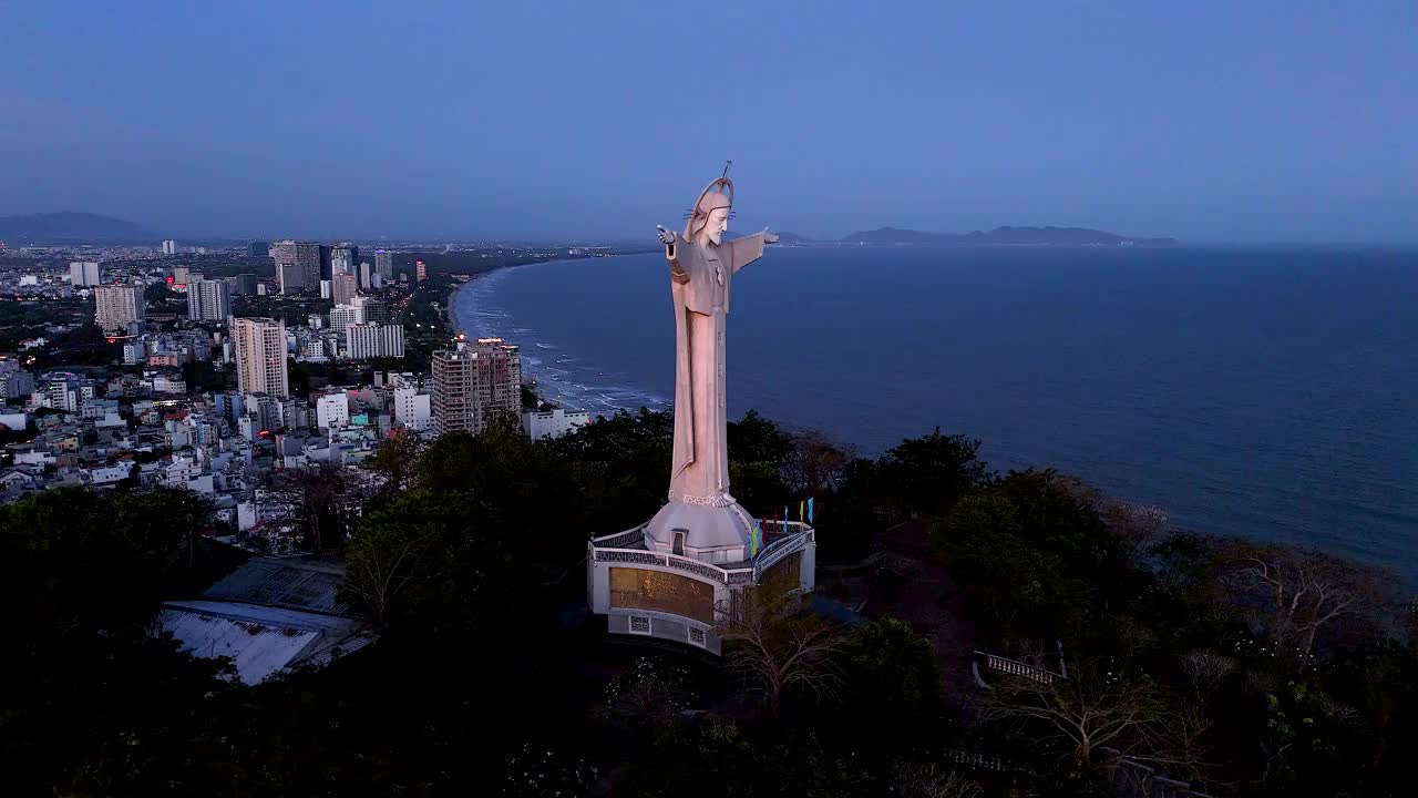 鸟瞰越南凤头市，俯瞰这座宁静美丽的海滨城市，站在凤头市Nho山上的基督雕像后面。视频下载