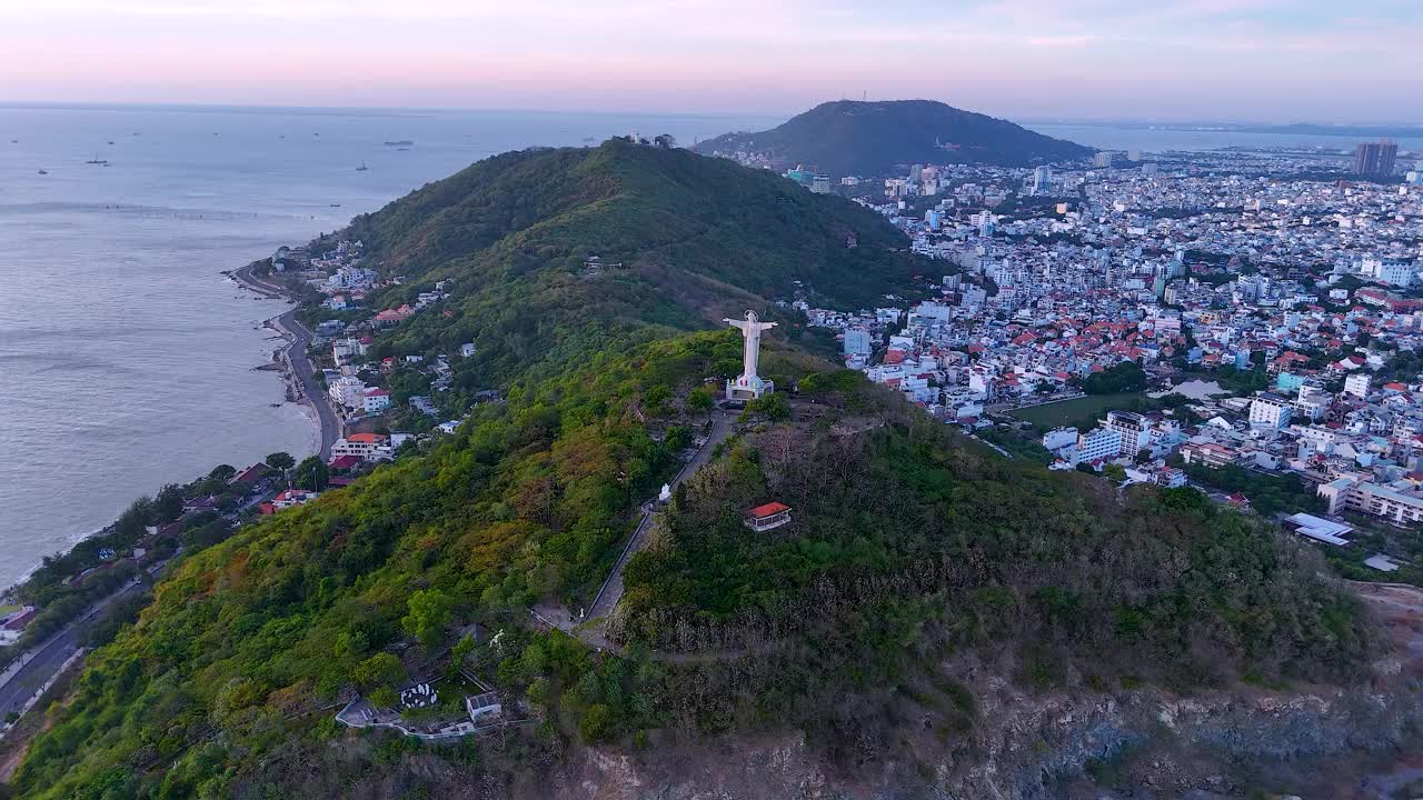 鸟瞰越南凤头市，俯瞰这座宁静美丽的海滨城市，站在凤头市Nho山上的基督雕像后面。视频下载