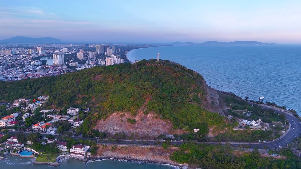 鸟瞰越南凤头市，俯瞰这座宁静美丽的海滨城市，站在凤头市Nho山上的基督雕像后面。视频下载