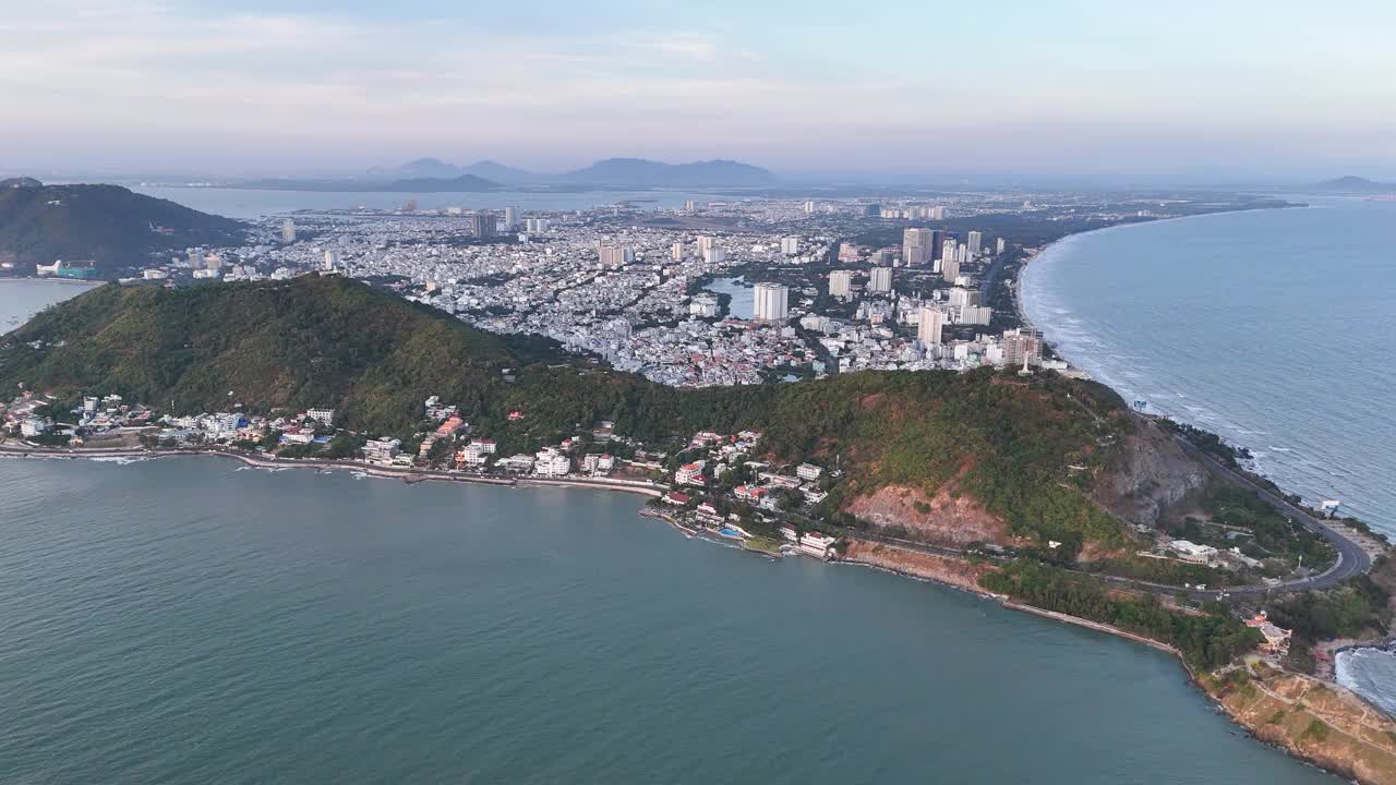 鸟瞰越南凤头市，俯瞰这座宁静美丽的海滨城市，站在凤头市Nho山上的基督雕像后面。视频素材