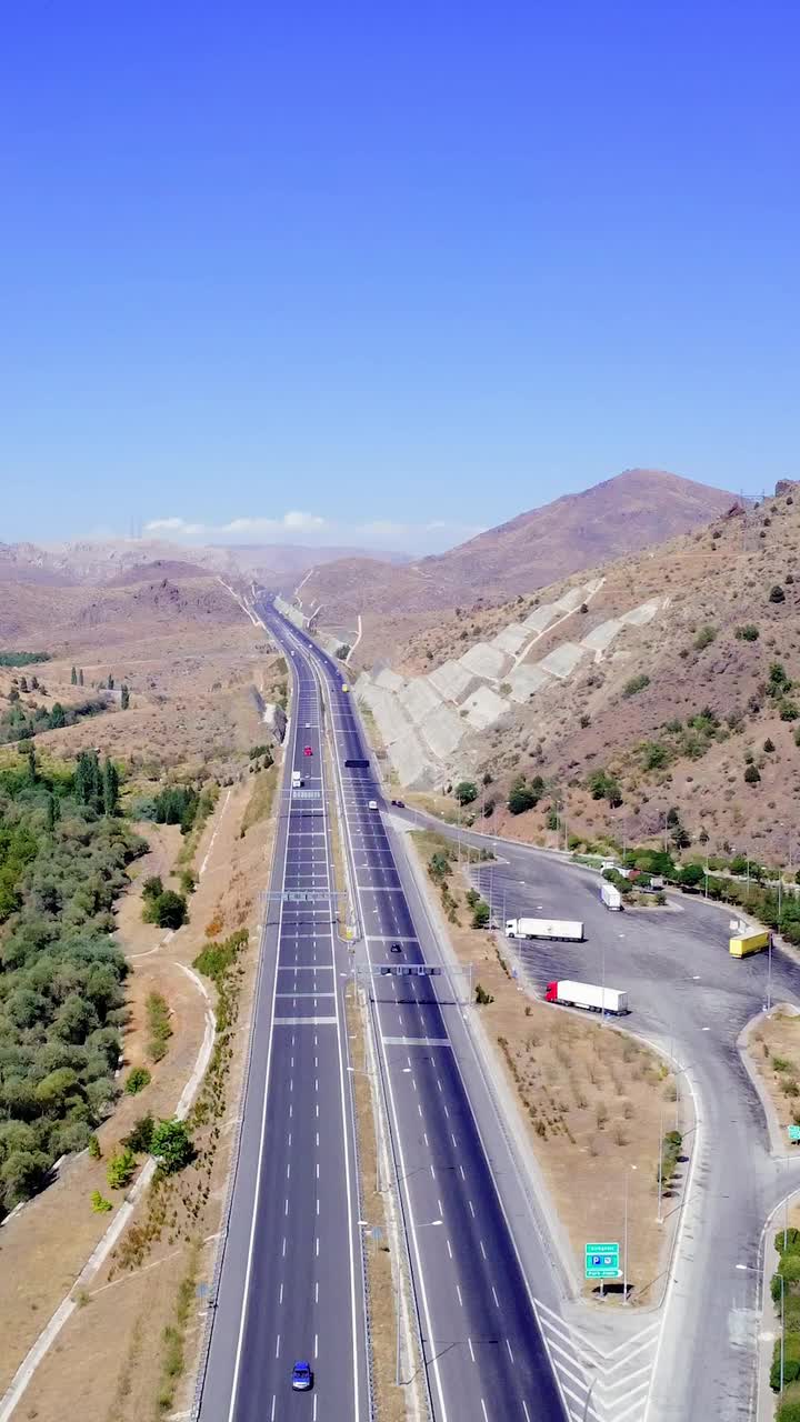 风景优美的山地公路，郁郁葱葱的绿色景观，完美的自驾游。穿越山区地形的理想公路旅行路线。自驾游冒险家的梦想之路，蜿蜒穿过青山视频素材