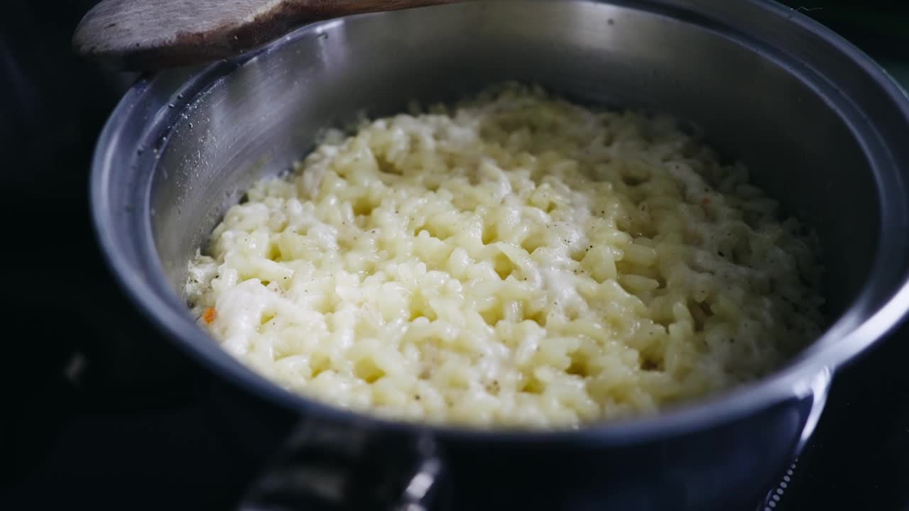 锅里的米饭在沸水里，慢动作的电影镜头视频素材