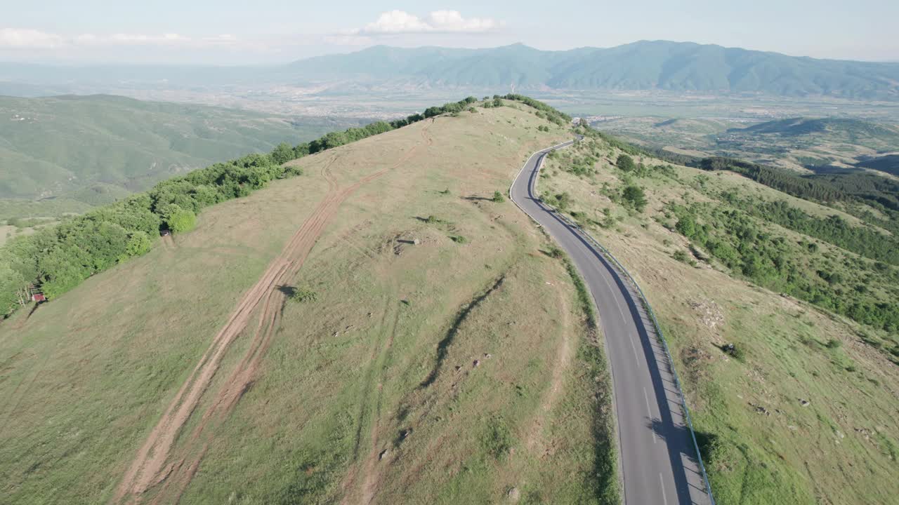 蜿蜒空山的乡间小路，鸟瞰视频素材