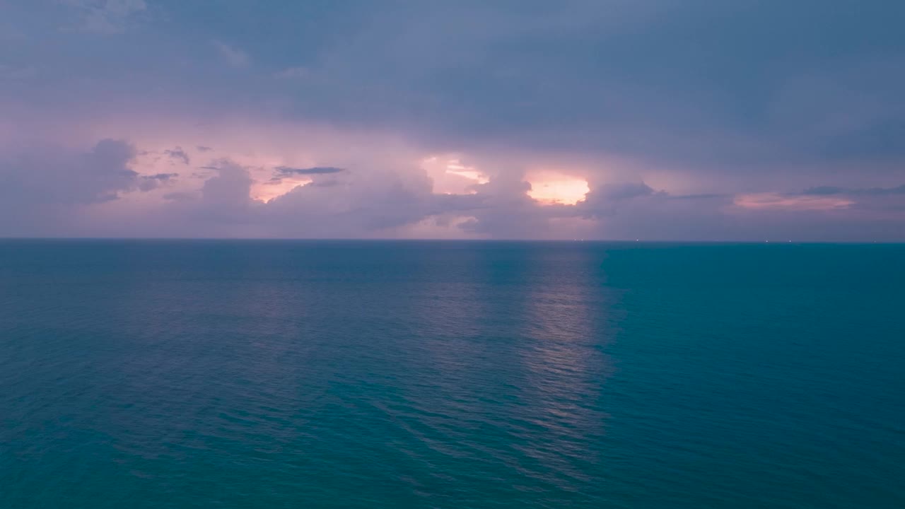 夜间鸟瞰大海视频素材