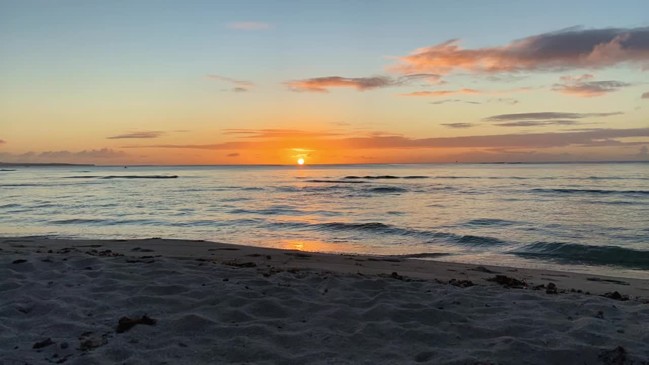 海滩上的日落延时视频素材