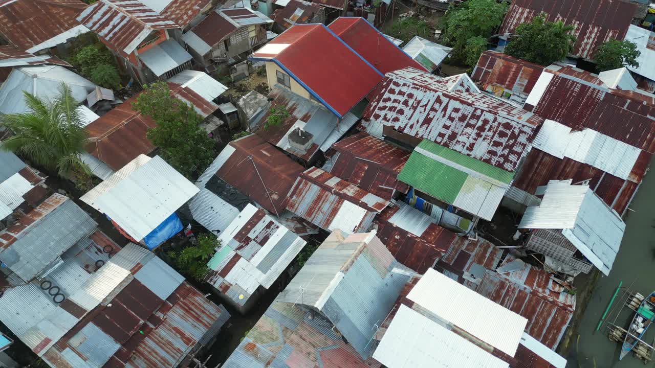 树木丛生的小镇上屋顶生锈的住宅视频素材