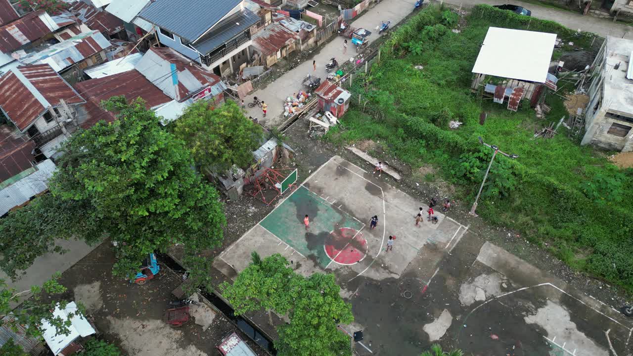 村里的青少年在操场上打篮球视频素材