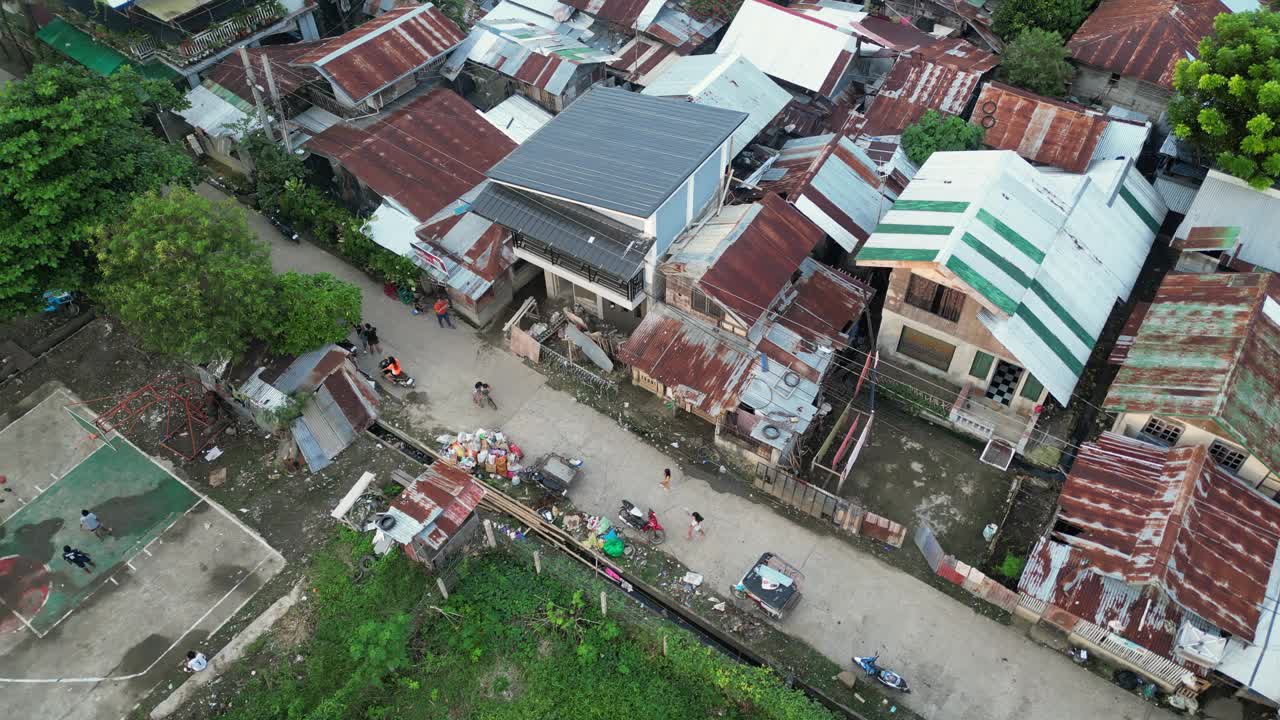 村民的生活，屋顶生锈的住宅楼视频素材