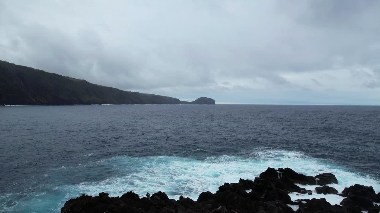 空中视差拍摄的大西洋火山岩，背景是莫罗城堡布兰科视频素材